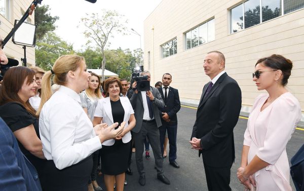 Президент Азербайджана Ильхам Алиев и первая леди Мехрибан Алиева приняли участие в открытии нового учебного комплекса полной средней школы номер 300 в Бинагадинском районе города Баку - Sputnik Азербайджан
