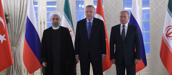 Президент РФ Владимир Путин, президент Турции Реджеп Тайип Эрдоган и президент Ирана Хасан Рухани (справа налево) на церемонии фотографирования участников встречи глав государств - гарантов Астанинского процесса содействия сирийскому урегулированию - Sputnik Азербайджан
