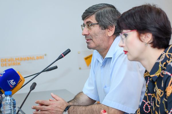 Руководитель информационного агентства и радио Sputnik Азербайджан Азиз Алиев  и заместитель директора Дирекции государственных интернет-проектов МИА Россия сегодня Ирина Кедровская - Sputnik Азербайджан