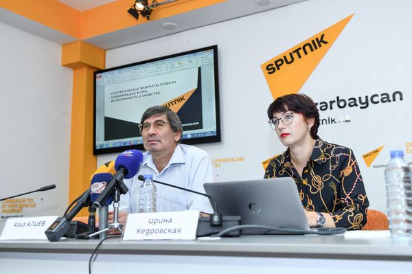 Руководитель информационного агентства и радио Sputnik Азербайджан Азиз Алиев  и заместитель директора Дирекции государственных интернет-проектов МИА Россия сегодня Ирина Кедровская - Sputnik Азербайджан