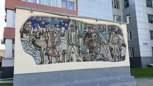 Мозаика у здания городской администрации дает представление о профессиях населения Сахалина - Sputnik Азербайджан