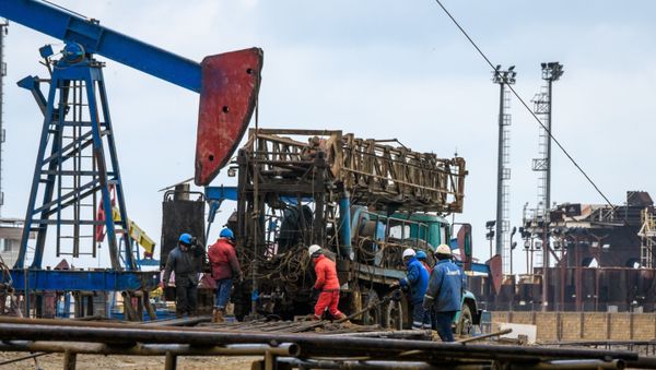 Бурение первой нефтяной скважины на Биби-Эйбате - Sputnik Азербайджан