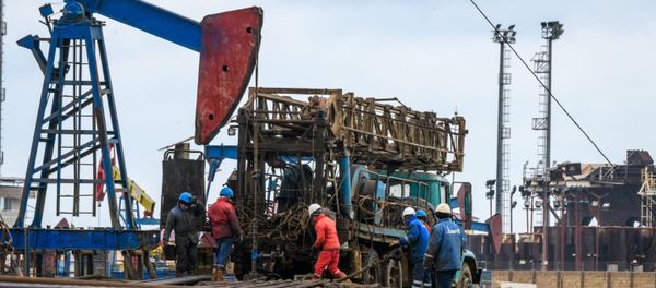 Бурение первой нефтяной скважины на Биби-Эйбате - Sputnik Азербайджан