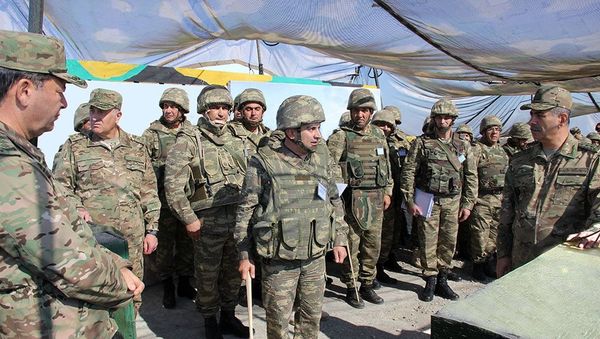 Министр обороны генерал-полковник Закир Гасанов побывал на одном из командно-наблюдательных пунктов широкомасштабных учений. - Sputnik Азербайджан