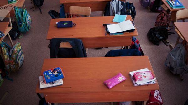 Пустые парты в школе, фото из архива - Sputnik Азербайджан