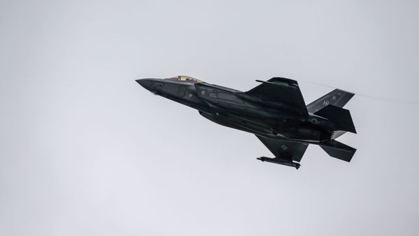 Истребитель F-35 Lightning II взлетает на авиабазе Пайерне во время летных и наземных испытаний, фото из архива - Sputnik Азербайджан