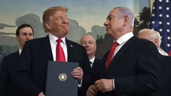 Президент Дональд Трамп улыбается премьер-министру Израиля Биньямину Нетаньяху (справа) после подписания прокламации в дипломатической приемной в Белом доме в Вашингтоне - Sputnik Азербайджан