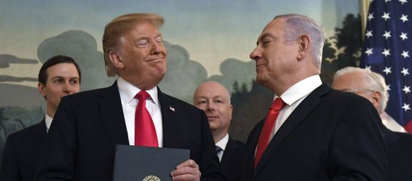 Президент Дональд Трамп улыбается премьер-министру Израиля Биньямину Нетаньяху (справа) после подписания прокламации в дипломатической приемной в Белом доме в Вашингтоне - Sputnik Азербайджан