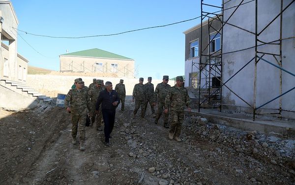 Министр обороны Азербайджана посетил воинские части в прифронтовой зоне, в которых продолжаются строительные работы - Sputnik Азербайджан