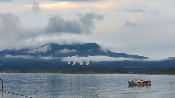 Остров Кунашир, Горячий пляж. У подножия вулкана Тятя клубятся испарения горячих вод речки Кислая.  - Sputnik Азербайджан