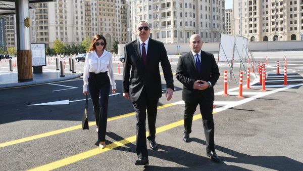 Президент Азербайджана Ильхам Алиев и первая леди Мехрибан Алиева приняли участие в открытии Транспортного обменного центра Кероглу Бакинского транспортного агентства - Sputnik Азербайджан