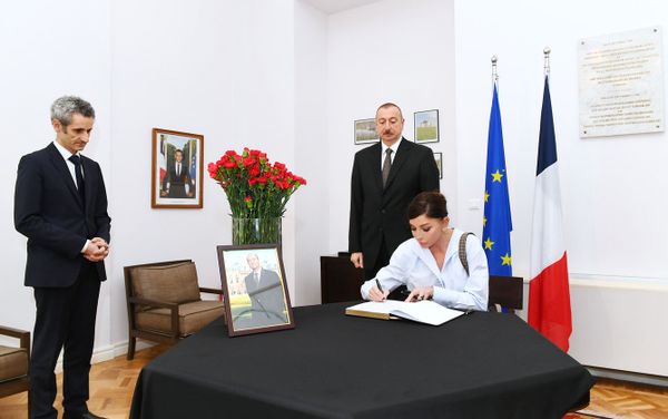 Президент Азербайджана Ильхам Алиев и первая леди Мехрибан Алиева посетили посольство Франции и выразили соболезнования в связи с кончиной бывшего французского президента Жака Ширака - Sputnik Азербайджан
