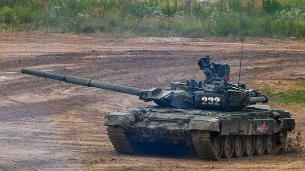 Танк Т-90А  во время демонстрации ходовых и огневых возможностей на полигоне Алабино, фото из архива - Sputnik Азербайджан