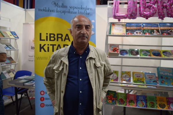 Умная бумага и художественная литература: чем привлекает книжная ярмарка в Баку - Sputnik Азербайджан