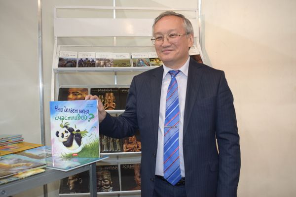 Умная бумага и художественная литература: чем привлекает книжная ярмарка в Баку - Sputnik Азербайджан