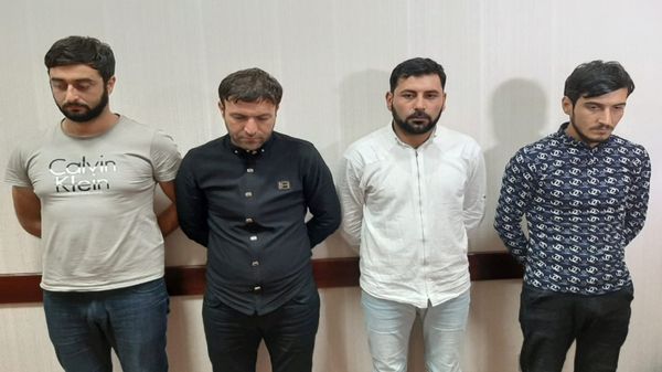 В Баку полицейские взяли банду, обчищавшую доверчивых таксистов - фото - Sputnik Азербайджан