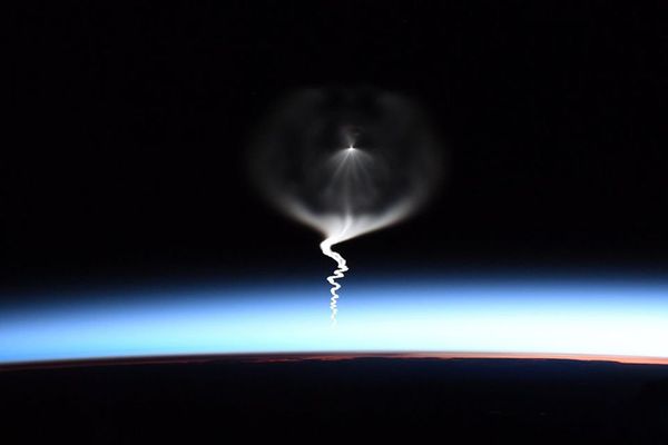 Международная космическая станция в открытом космосе - Sputnik Азербайджан