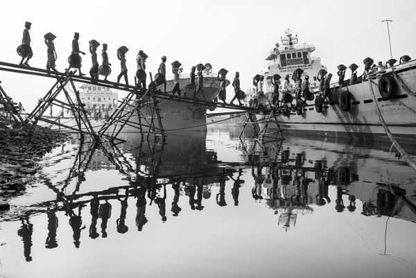 Снимок Line of Daily Labor фотографа M Yousuf Tushar, ставший финалистом конкурса The Environmental Photographer of the Year 2019 - Sputnik Азербайджан