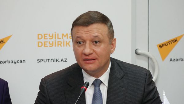 Выйдите на улицу и пообщайтесь с открытыми людьми – Савельев в Баку - Sputnik Азербайджан