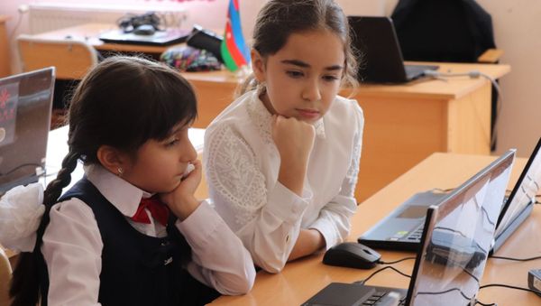  Şamaxı rayonu 10 saylı məktəbdə Rəqəmsal bacarıqlar layihəsi çərçivəsində regional Kod saatı aksiyasının ikinci mərhələsi keçirilib. - Sputnik Азербайджан