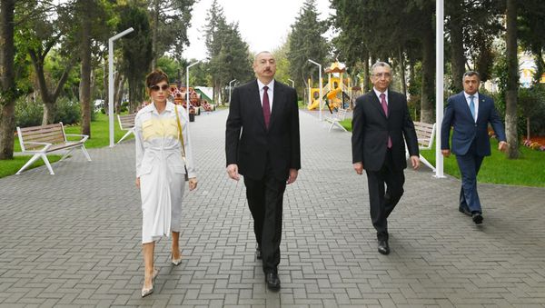 Prezident İlham Əliyev Bakının Atatürk prospektində yerləşən parkda əsaslı yenidənqurmadan sonra yaradılan şəraitlə tanış olub - Sputnik Азербайджан