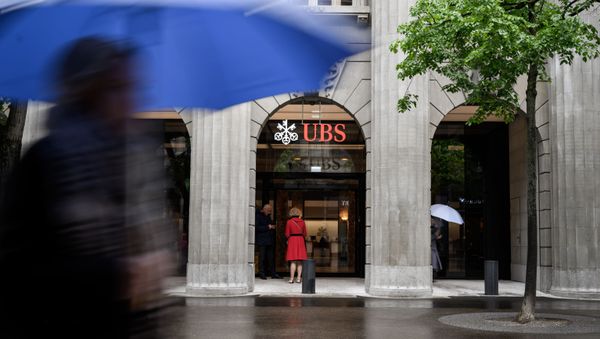 Люди стоят перед швейцарским банком UBS в Цюрихе - Sputnik Азербайджан
