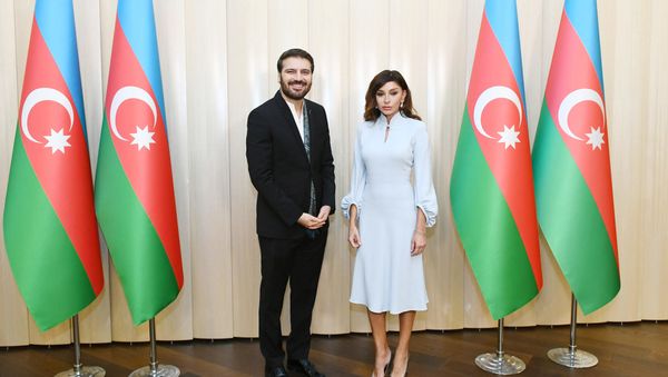 Mehriban Əliyeva Sami Yusufa Azərbaycan Prezidentinin fəxri diplomunu təqdim edib - Sputnik Азербайджан