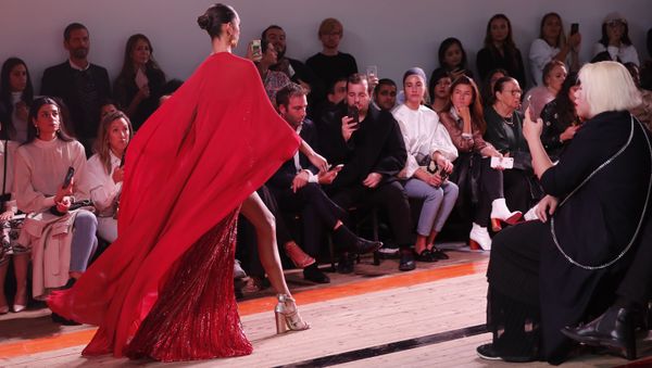 Модель во время презентации коллекции Elie Saab Ready To Wear на Неделе моды Весна/Лето 2020 в Париже - Sputnik Азербайджан