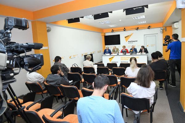Олжас Сулейменов: надо вместе хранить и передавать память о Великой Победе - Sputnik Азербайджан