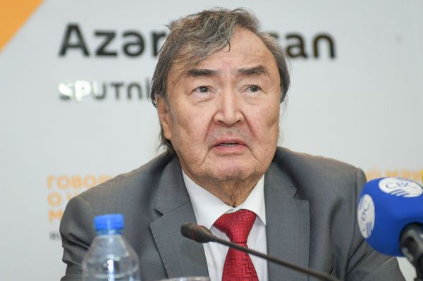 Олжас Сулейменов: надо вместе хранить и передавать память о Великой Победе - Sputnik Азербайджан
