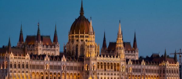 Здание венгерского парламента на берегу Дуная в Будапеште - Sputnik Азербайджан