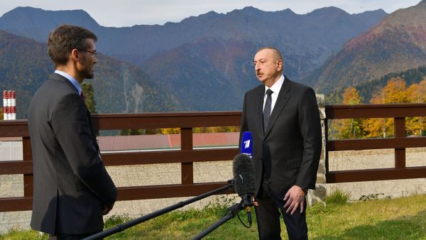 İlham Əliyev Soçidə Rusiyanın “Rossiya” və “Birinci” televiziya kanallarının müxbirlərinin suallarını cavablandırıb - Sputnik Азербайджан