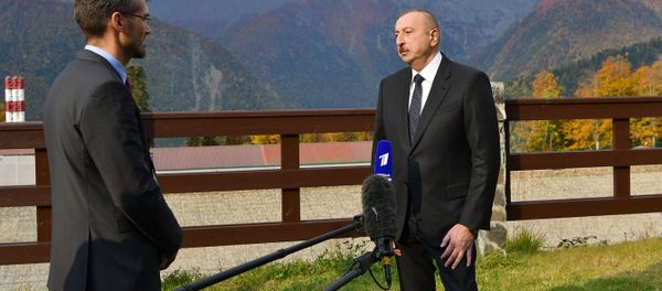 İlham Əliyev Soçidə Rusiyanın “Rossiya” və “Birinci” televiziya kanallarının müxbirlərinin suallarını cavablandırıb İlham Əliyev Soçidə Rusiyanın “Rossiya” və “Birinci” televiziya kanallarının müxbirlərinin suallarını cavablandırıb - Sputnik Азербайджан