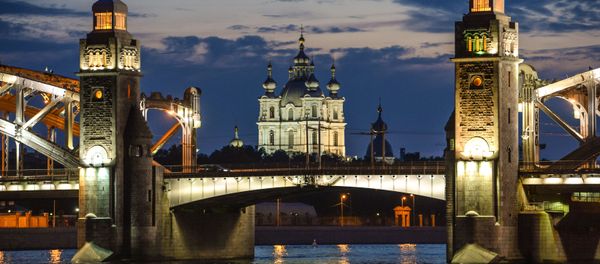 Вид на мост Петра Великого и Смольный собор во время белых ночей в Санкт-Петербурге - Sputnik Азербайджан