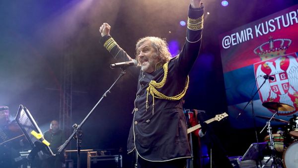 Эмир Кустурица и The No Smoking Orchestra на выступлении в Румынии Эмир Кустурица и The No Smoking Orchestra на выступлении в Румынии - Sputnik Азербайджан