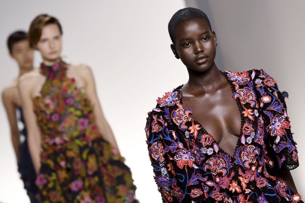 Австралийская модель из Южного Судана Adut Akech на показе Givenchy весна-лето 2020 года в Париже  - Sputnik Азербайджан