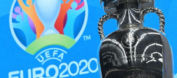 Логотип ЕВРО-2020 и Кубок чемпионата Европы по футболу - Sputnik Азербайджан