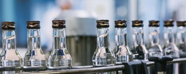 Цех розлива готовой продукции на предприятии по производству водки, фото из архива - Sputnik Азербайджан