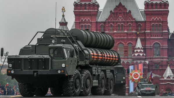 Транспортно-пусковая установка зенитного ракетного комплекса С-400 Триумф на военном параде на Красной площади, фото из архива - Sputnik Азербайджан