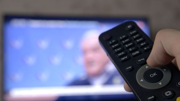 Человек держит пульт дистанционного управления устройством захвата цифрового сигнала - Sputnik Азербайджан
