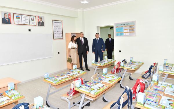 Президент Ильхам Алиев и первая леди Мехрибан Алиева приняли участие в открытии жилого комплекса Гобу Парк-2 для вынужденных переселенцев - Sputnik Азербайджан