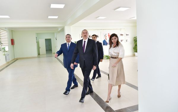 Президент Ильхам Алиев и первая леди Мехрибан Алиева приняли участие в открытии жилого комплекса Гобу Парк-2 для вынужденных переселенцев - Sputnik Азербайджан