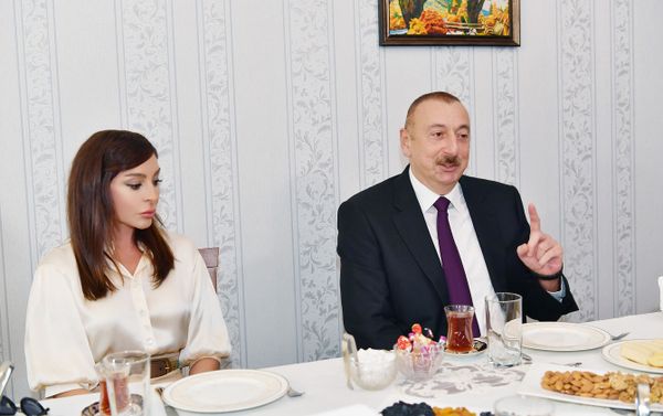 Президент Ильхам Алиев и первая леди Мехрибан Алиева приняли участие в открытии жилого комплекса Гобу Парк-2 для вынужденных переселенцев - Sputnik Азербайджан