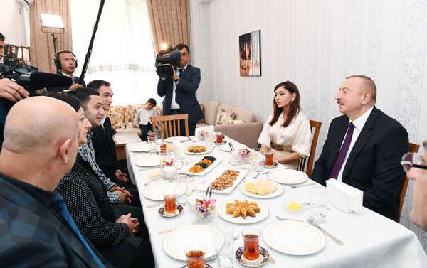 Президент Ильхам Алиев и первая леди Мехрибан Алиева приняли участие в открытии жилого комплекса Гобу Парк-2 для вынужденных переселенцев - Sputnik Азербайджан