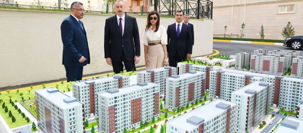 Президент Ильхам Алиев и первая леди Мехрибан Алиева приняли участие в открытии жилого комплекса Гобу Парк-2 для вынужденных переселенцев - Sputnik Азербайджан