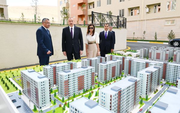 Президент Ильхам Алиев и первая леди Мехрибан Алиева приняли участие в открытии жилого комплекса Гобу Парк-2 для вынужденных переселенцев - Sputnik Азербайджан