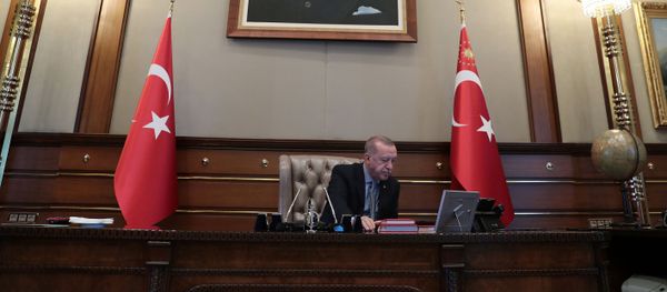 Türkiyə Prezidenti Tayyib Ərdoğan Prezident Sarayında Müdafiə naziri Hulusi Akar ilə telefonla danışdığı zaman - Sputnik Азербайджан