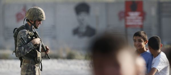 Турецкий солдат стоит на границе с Сирией в Акчакале - Sputnik Азербайджан