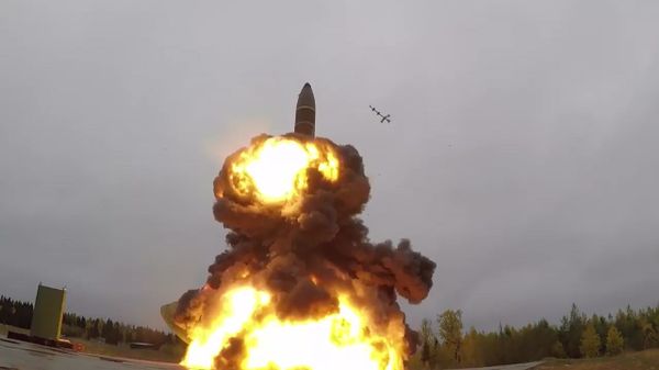 Учебно-боевой пуск баллистической ракеты Тополь-М с космодрома Плесецк - Sputnik Азербайджан