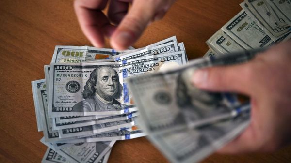 Человек считает доллары, фото из архива - Sputnik Азербайджан